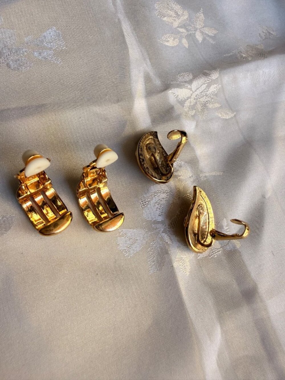 2 Pairs - Vintage GoldTone Clip-On Earrings - Paisly Multi-color & Green Striped - Picture 4 of 8